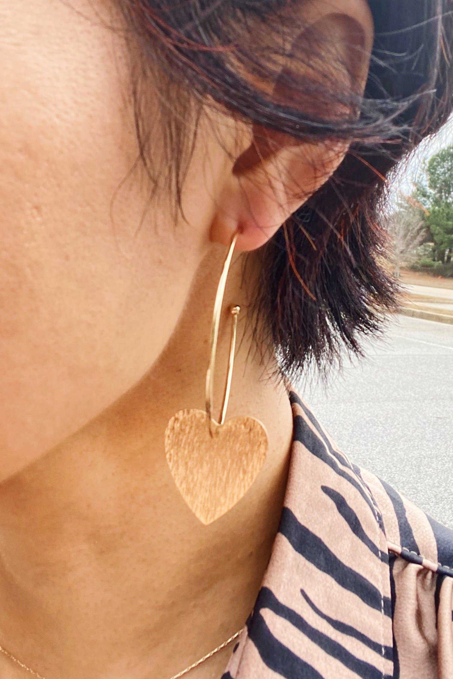 Ellison+Young - Venta al por mayor Pendientes de aro - Aros con forma de corazón No Games1