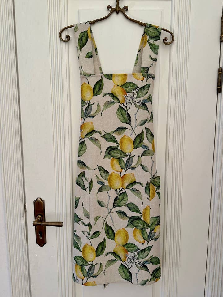 Damenschürze mit gekreuzten Trägern, Baumwoll-Leinen-Mix, bedruckt | Lemon Linen für den Großhandel von Hortensias Home