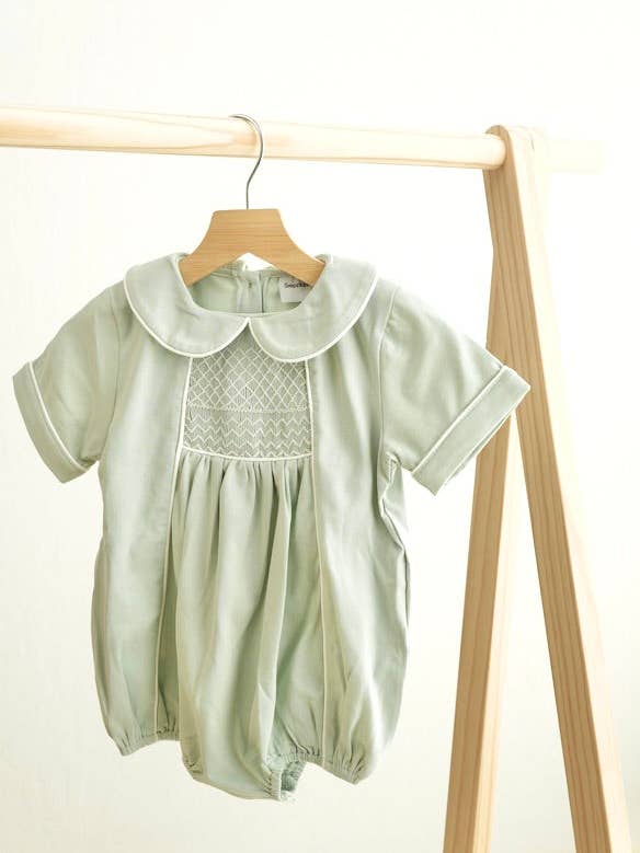 Pagliaccetto per bambino con ricamo a mano Sage per la vendita all'ingrosso da parte di Mom & Co.