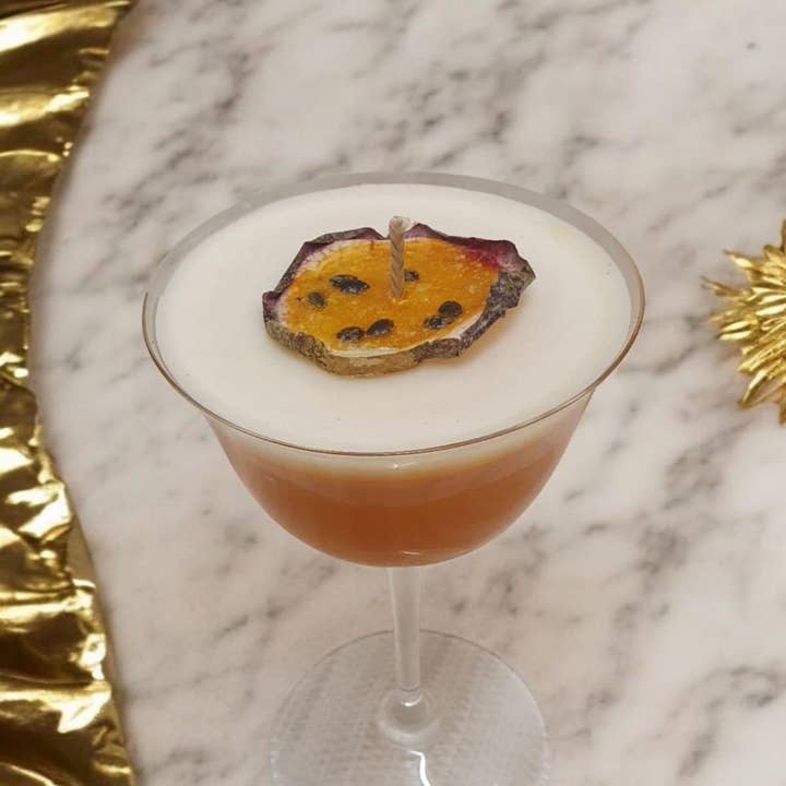 Bougie Cocktail aux Fruits de la Passion Faite à la Main – Art de Cire de Soja de Luxe pour la vente par Eco Candle Lights