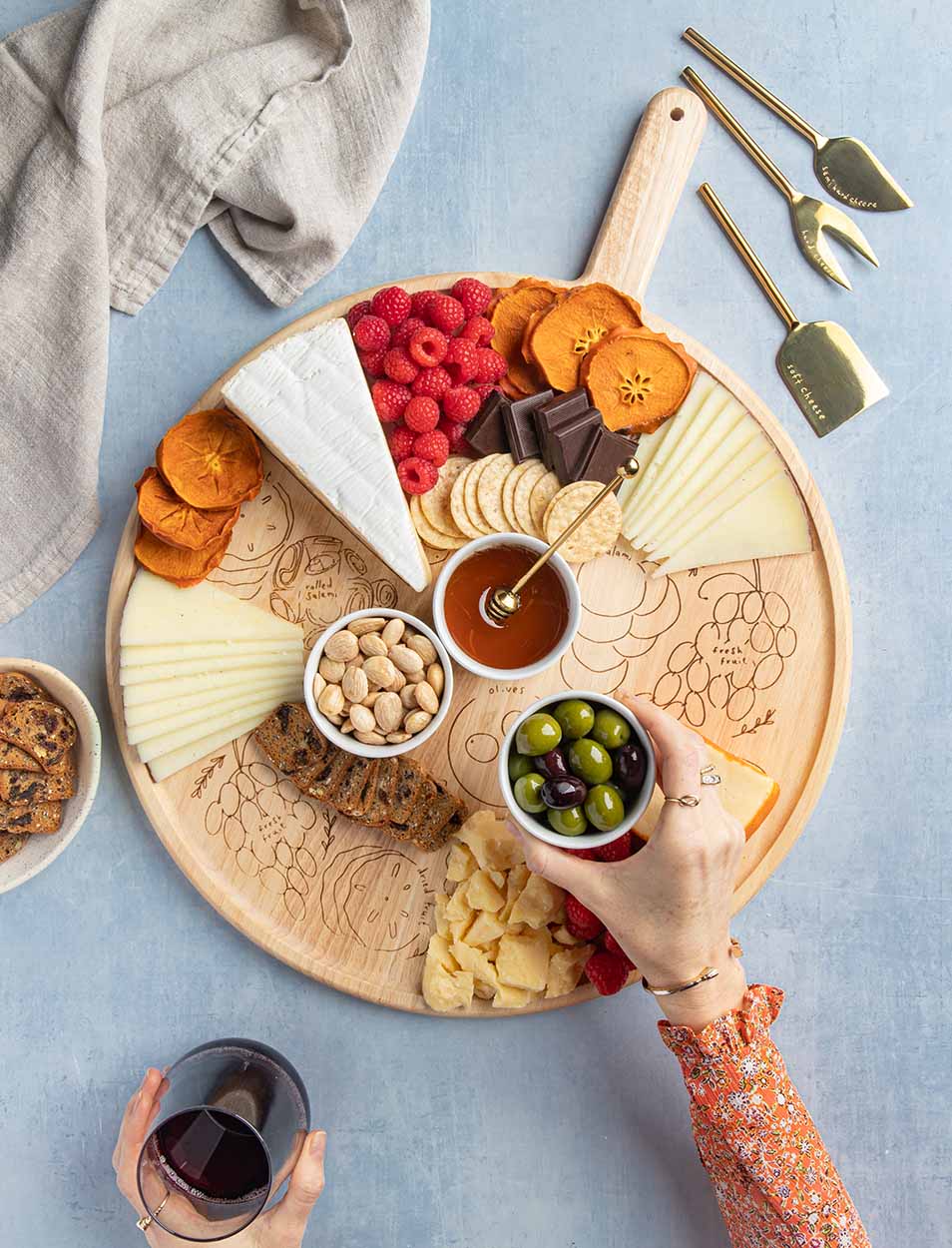 Sophistiplate - Vendita all'ingrosso Taglieri per formaggio - Mappa di Salumi Meg Quinn | Rotonda con Manico | 22" x 17"2