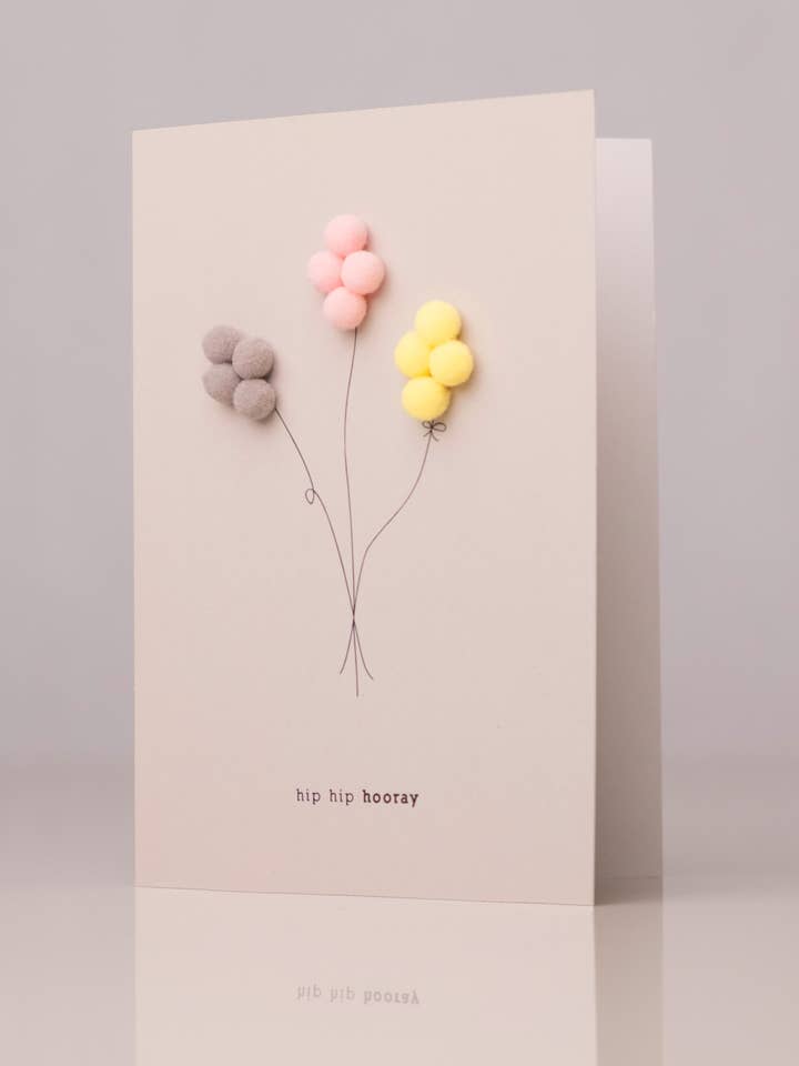 Tarjeta 'Hip hip hooray' con pompones de colores para venta al por mayor de Karte Blanche