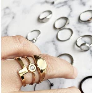 Charmin's Ringen - Wholesale Signet Ring - R978 Petite Round Gold Signet Ring