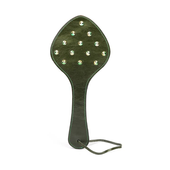 Luxuriöses grünes Lederpaddel mit grünen Nieten für den Großhandel von Liebe Seele