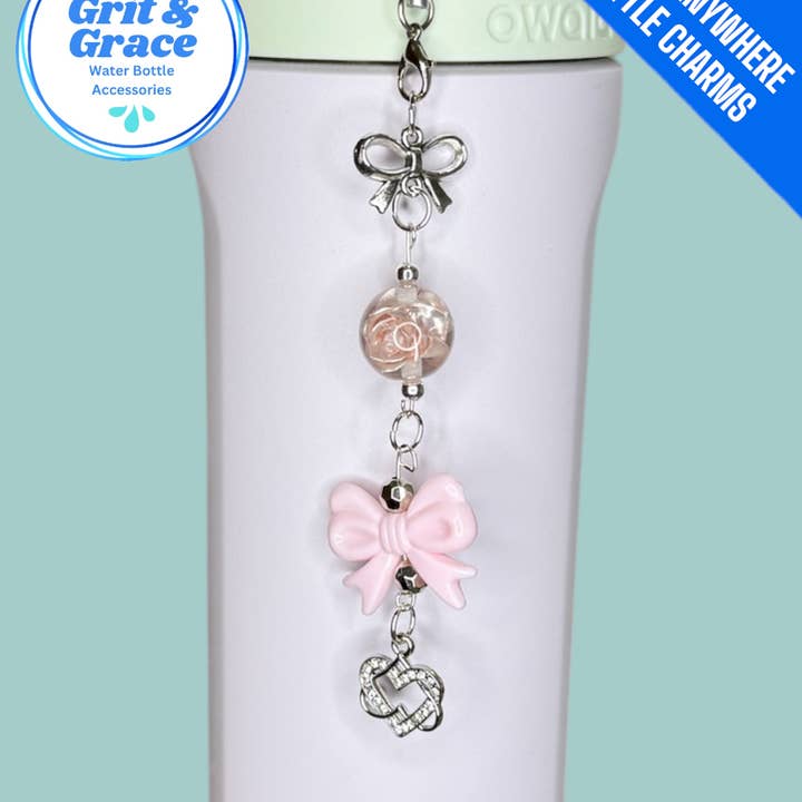 Colgante de botella rosa «Coquette» para colgar en cualquier lugar para venta al por mayor de Grit & Grace Water Bottle Accessories