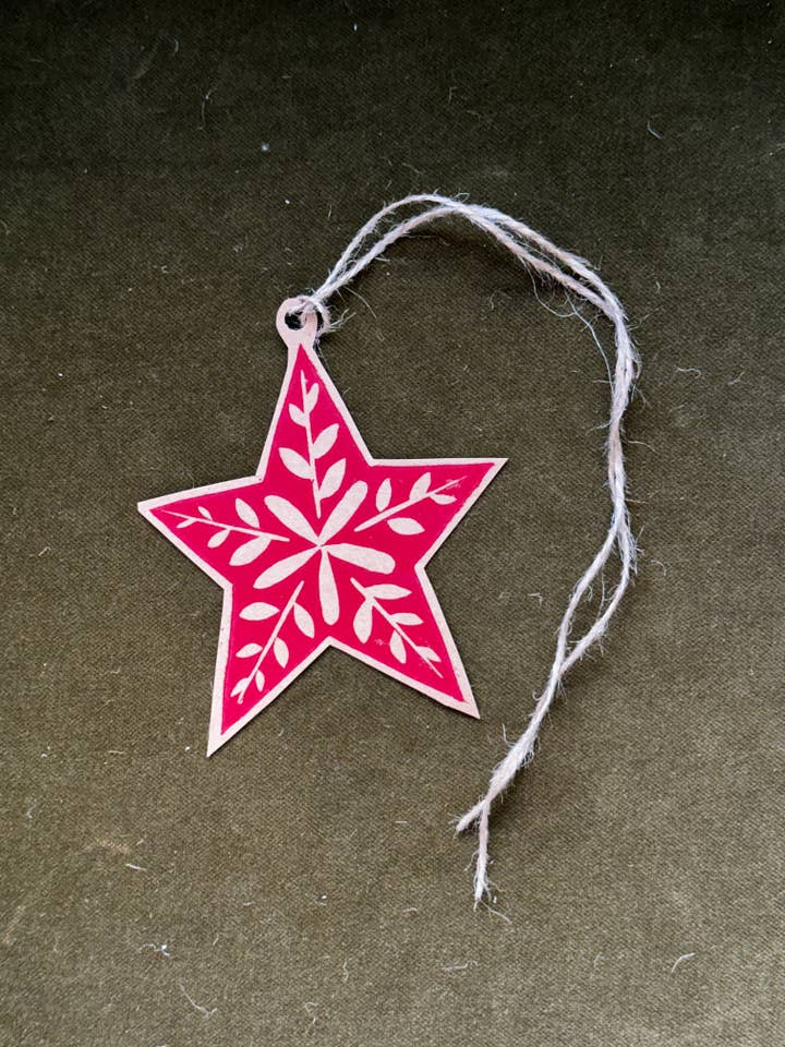 Rotstern-Linolschnitt-Geschenkanhänger für den Großhandel von Megan Hope Studio