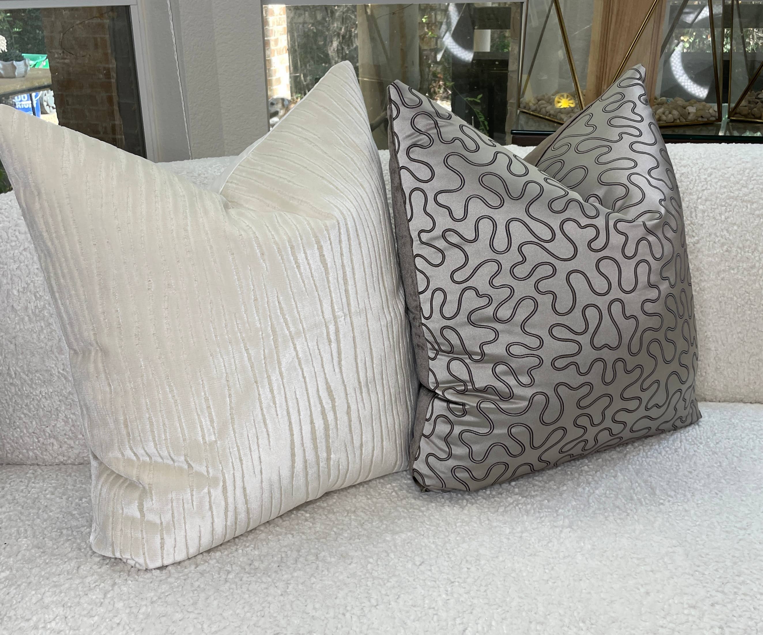 StyleUp – Capa de almofada decorativa por atacado – Fronha de tecido de cetim cinza Bradshaw Collection 24”5