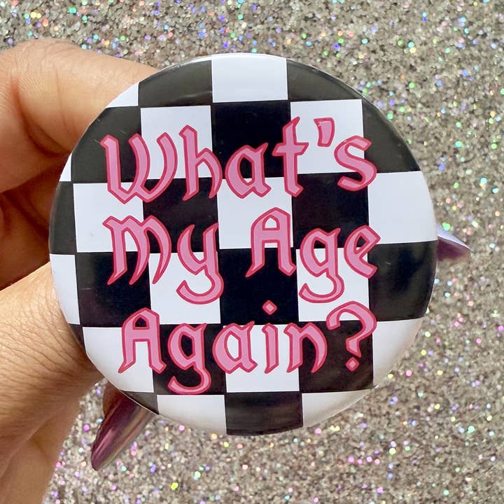 Bouton Quel âge ai-je encore - Badge à épingle sur le thème Elder Emo pour la vente par Siyo Boutique