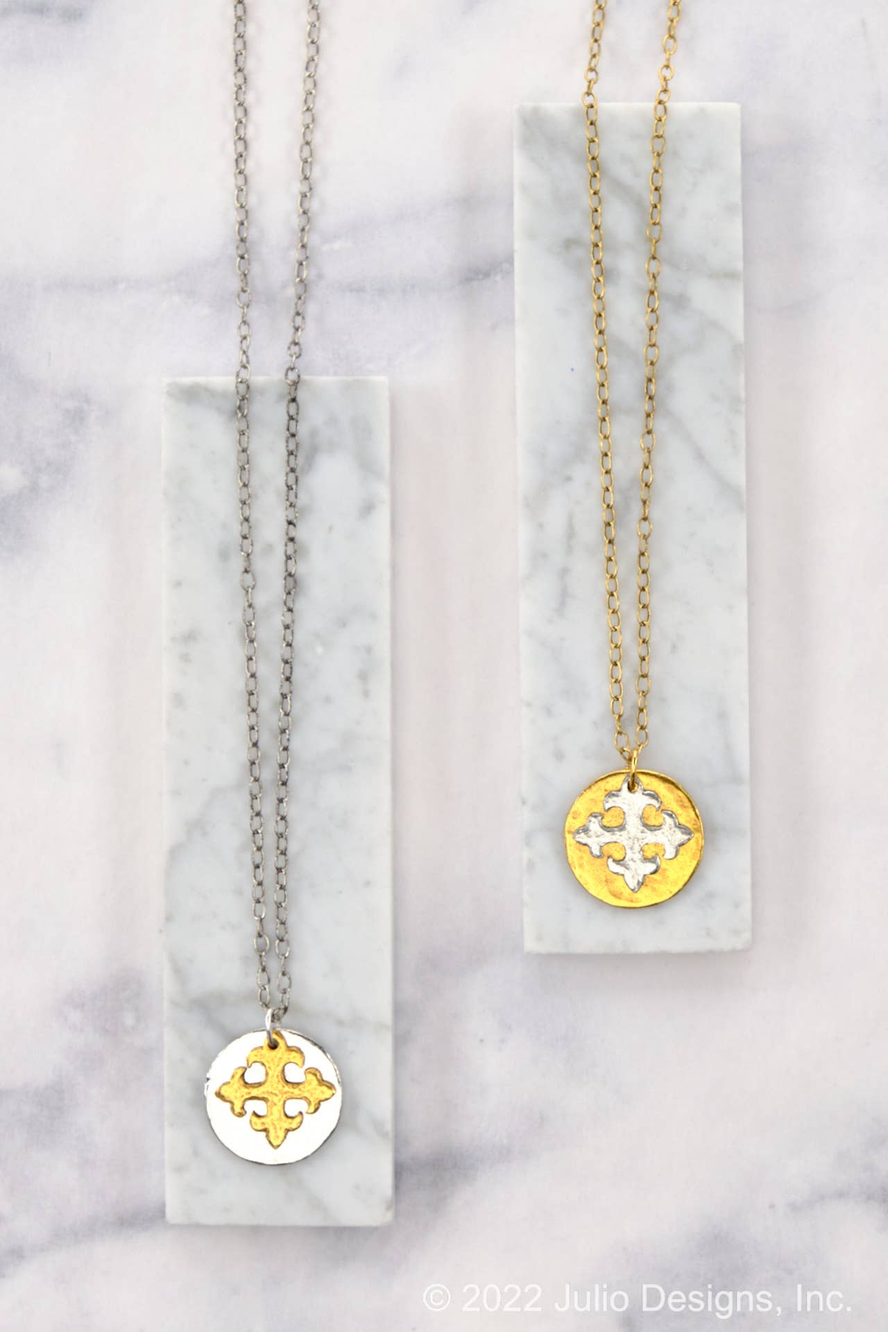 Julio Designs - Venta al por mayor Collares con colgantes/abalorios - Collar decorativo Beaufort con forma de disco martillado y colgante0