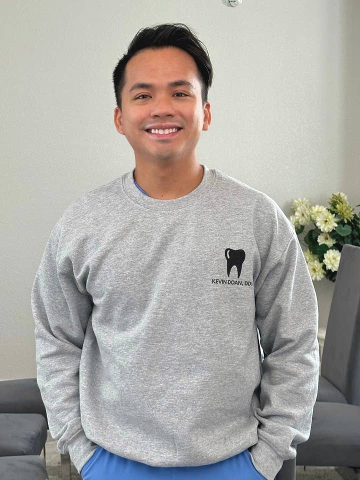 Brugerdefineret tandbroderi Tandlæge Tandplejerassistent Sweatshirt Crewneck for engroshandel hos Fashion Within Boutique