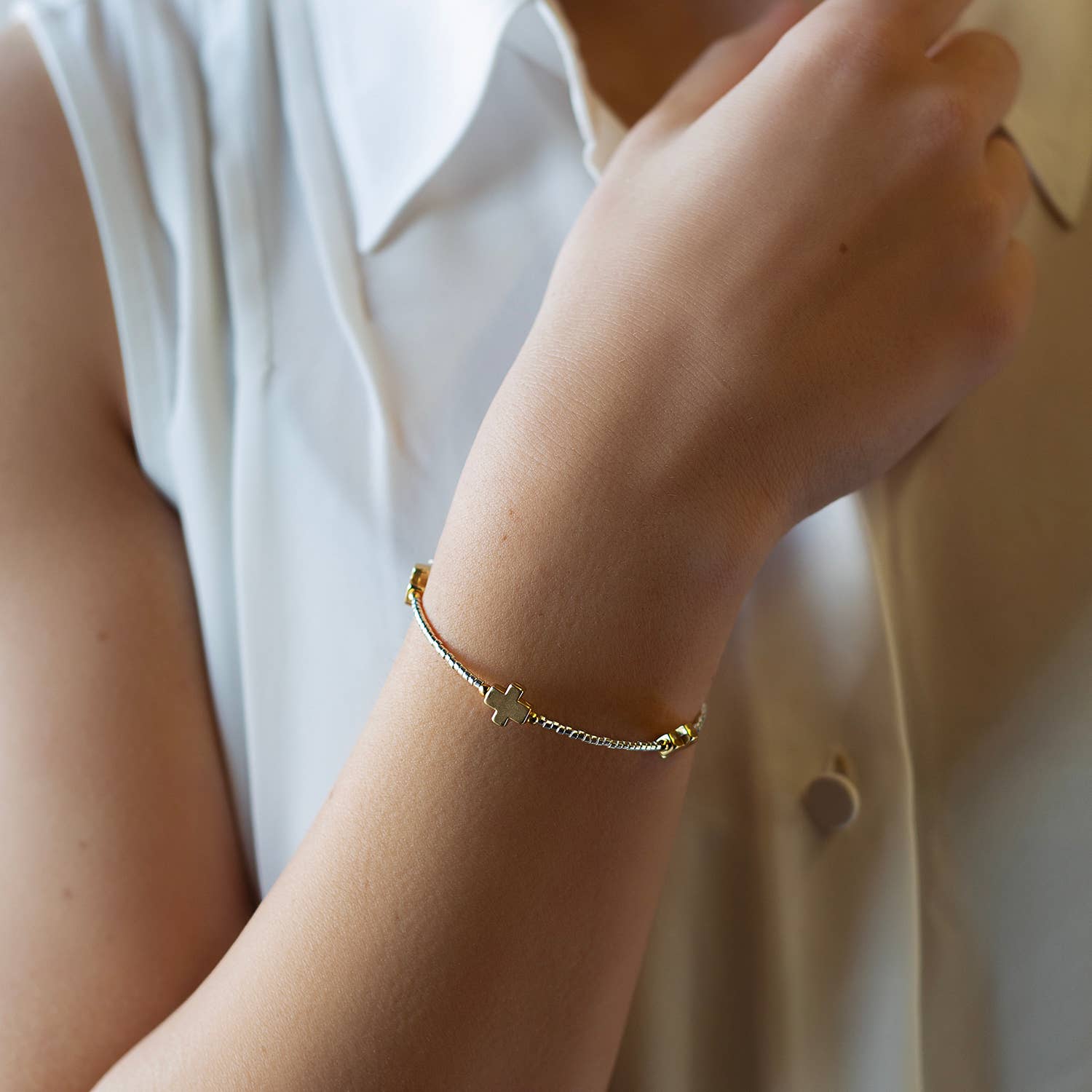 Lenny & Eva – wholesale Bangle bracelet – Faithful Beaded Cross Bangle w/ Matte Gold Crosses-Silver3