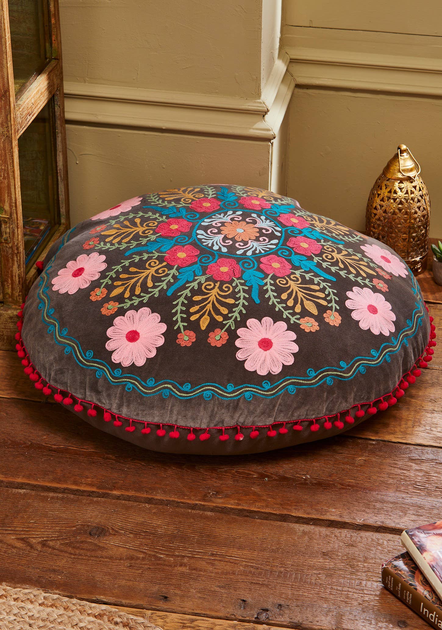Namaste - Vendita all'ingrosso Pouf - Pouf rotondo imbottito in velluto di cotone ricamato Ahyana1