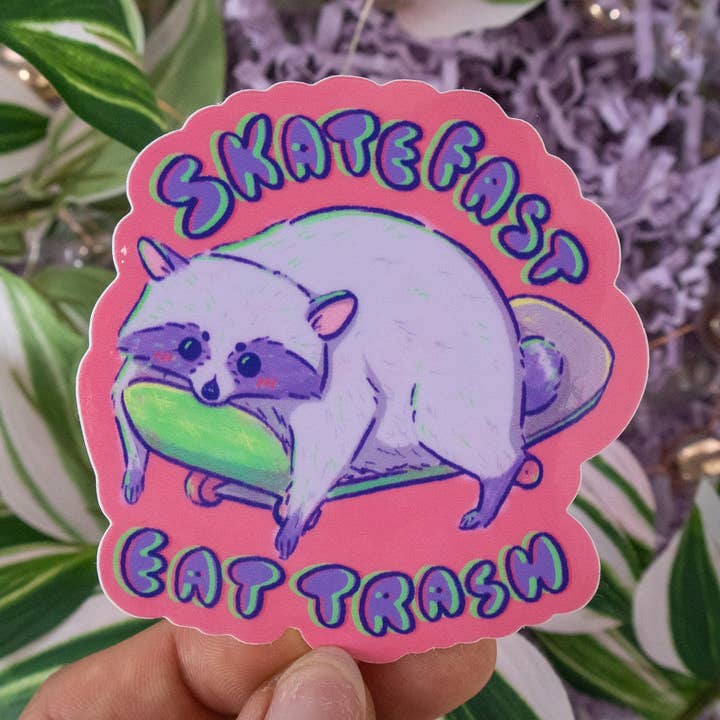 Skate Fast Eat Trash Skateboarding Raccoon klistermärke för wholesale av Koodle