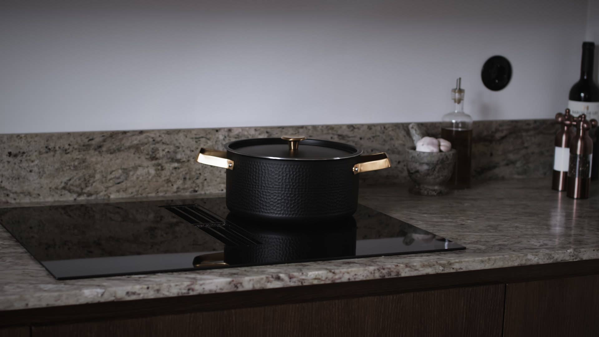 Vargen & Thor - Wholesale Cooking Pot - MIO Pot – 4 L, Matte black with brass details. ARVET-series2