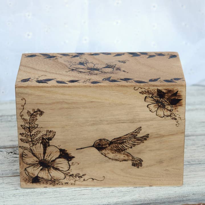 Trälåda för recept med bränd kolibri-design för wholesale av FeathersNFerneStudio