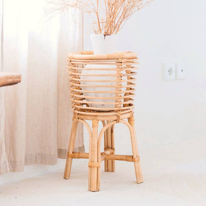 Soporte redondo para plantas de ratán – macetero bohemio – cesta para plantas Akara para venta al por mayor de Soeji