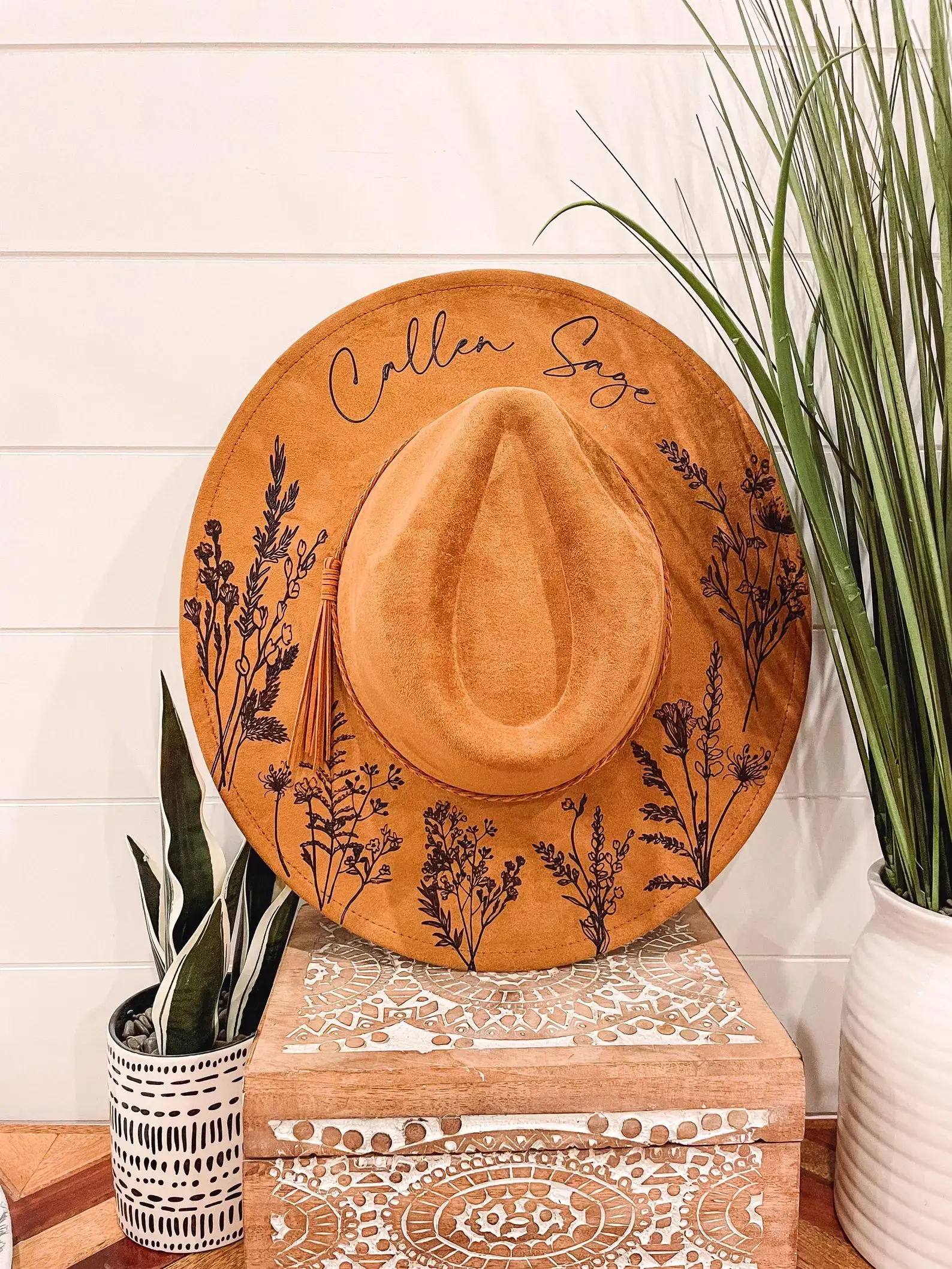 Willie & Dolly Designs - Vente Chapeau en feutre - femme - Chapeau gravé floral5
