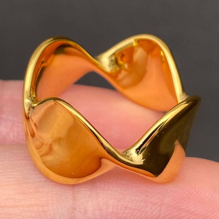 Bague en acier inoxydable plaqué or 18K à torsion brillante - FGS pour la vente par Mio Queena