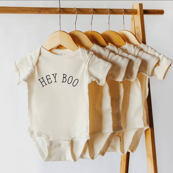 Hé Boo | Body ou T-shirt pour bébé 100 % coton pour la vente par Wildflowers + Cotton