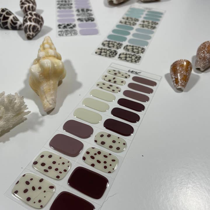 Iwi Nails – Großhandel Nailart/Nagelsticker – Sammlung Pūpū Hinuhinu: Pūpū Pōniuniu 3 (Flohkegel)1