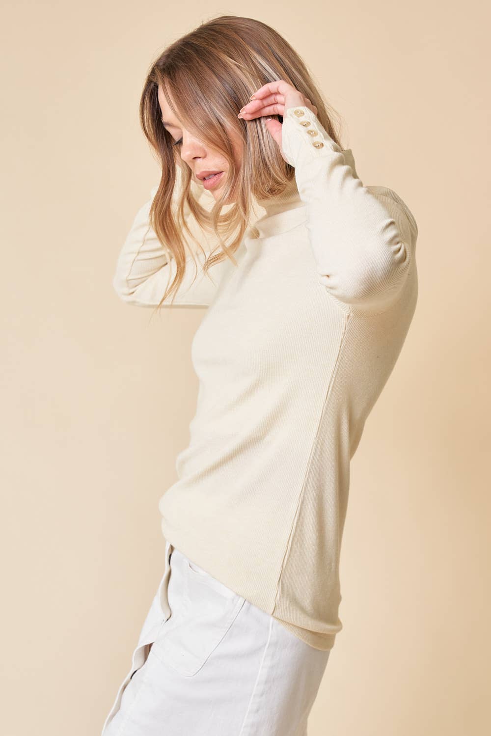 Doe and Rae - Wholesale Gebreide top - Dames - Geribbelde top met opstaande kraag en knoopdetail aan de mouwen - 41596T6