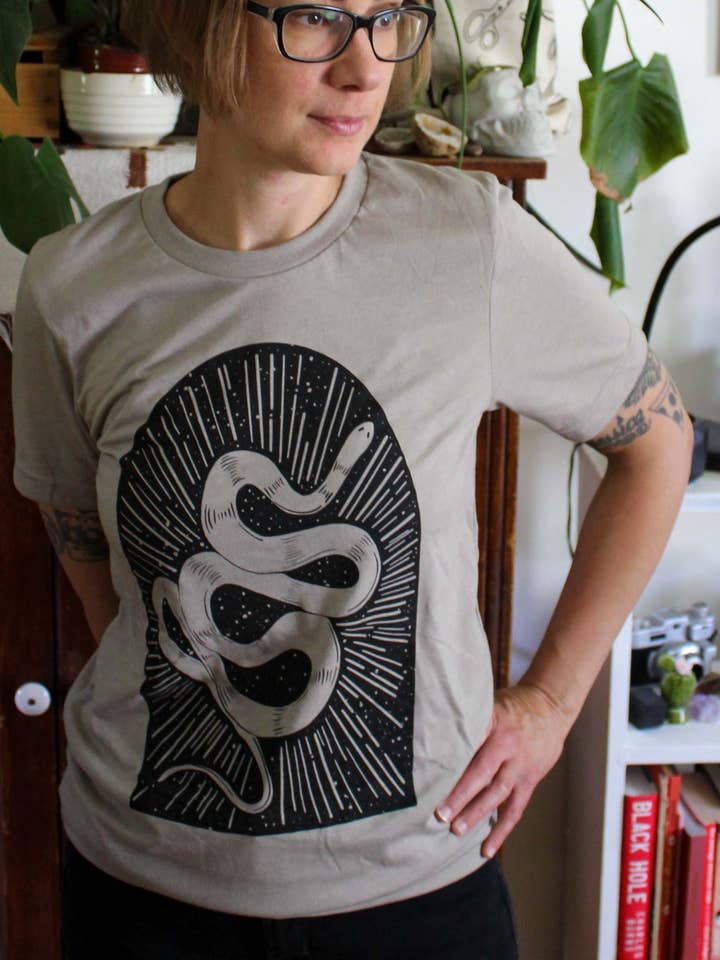 Camicia Snake Portal su Heather Stone per la vendita all'ingrosso da parte di Yonder Studios