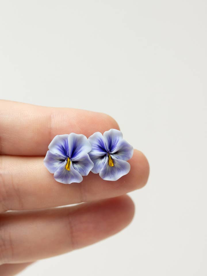 Blaue Stiefmütterchen-Ohrringe, Ohrstecker - Blumenschmuck für den Großhandel von EtenIren