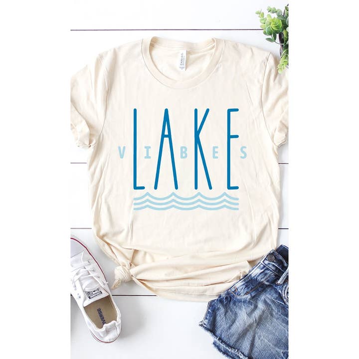 Kissed Apparel - Vente T-shirt sérigraphié – femme - T-shirt graphique d'été Lake Vibes1