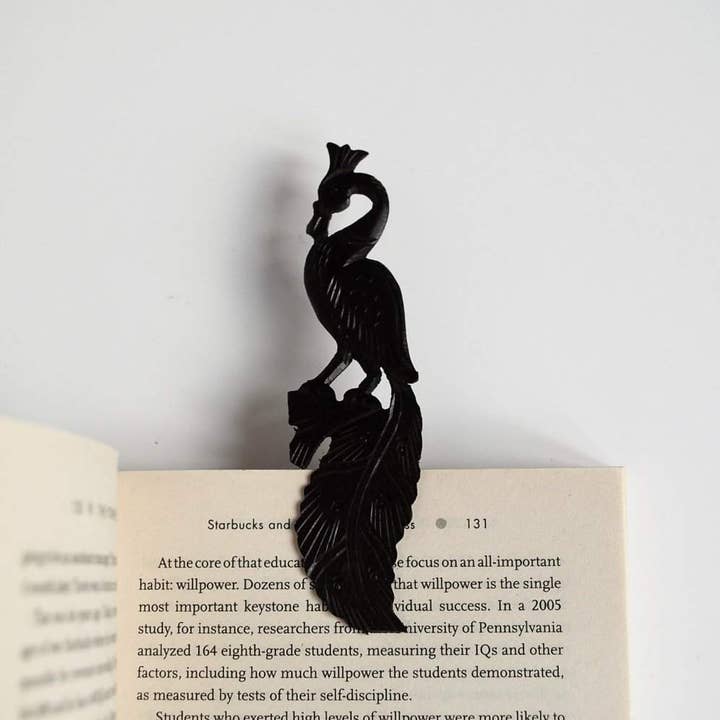 Marcapáginas hecho a mano con forma de pavo real de palisandro con intrincadas obras de arte para venta al por mayor de Mytri Designs