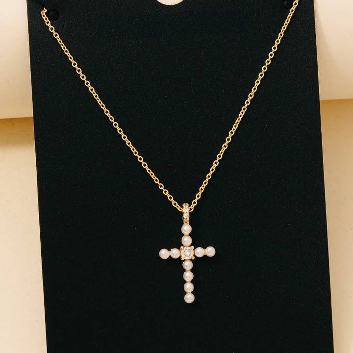 Collana con pendente a croce tempestata di perle placcate in oro e zirconi per la vendita all'ingrosso da parte di Anarchy Street