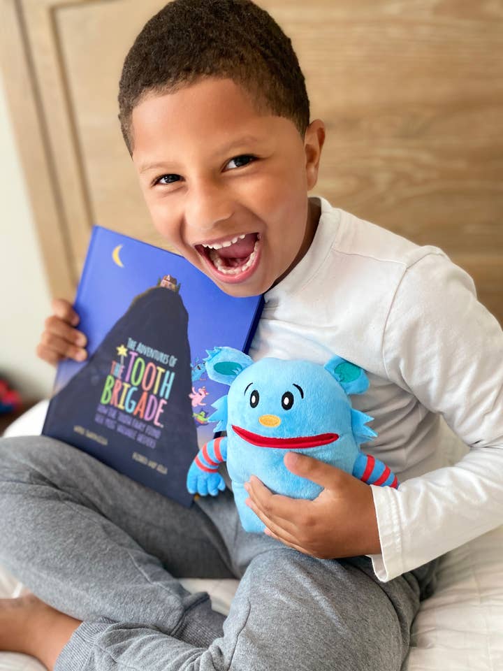 Coussin de Fée des Dents Monstre Bleu et Livre Cadeau Peluche Jouet en Peluche Livre pour Enfants pour la vente par The Tooth Brigade