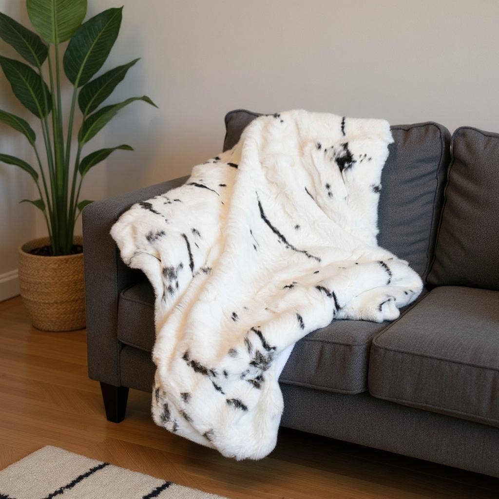 HomeRoots – wholesale Prydnadsfilt – Svart och vit kaninpäls plyschfilt 50" x 60"1