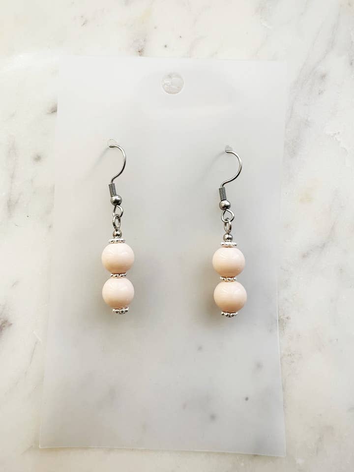 Mjuka persikofärgade vintageörhängen med glaspärlor för wholesale av Carmen Miller Jewellery