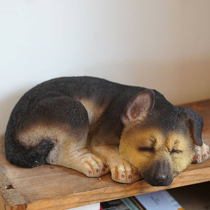 Estatua de jardín de resina de pastor alemán durmiendo cachorro para venta al por mayor de Vale Ornaments
