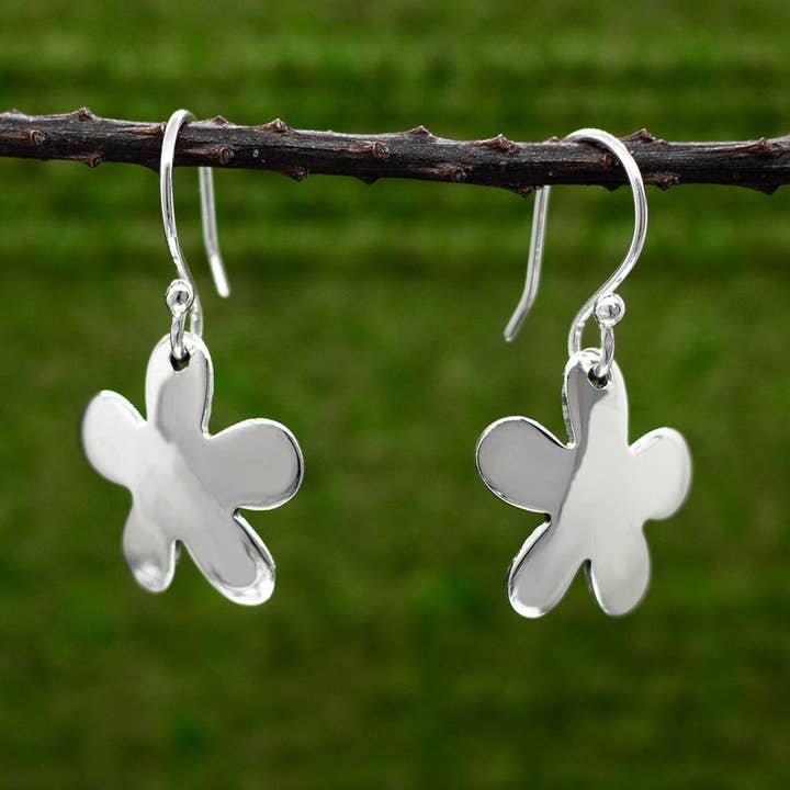 Boucles d'oreilles pendantes fleur de marguerite pour la vente par Emilio Sotelo Jewellery
