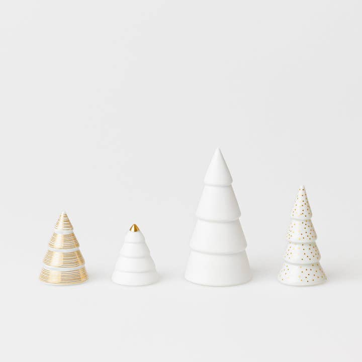 Sapin en porcelaine du village d'hiver - Ensemble de 4 pour la vente par Räder