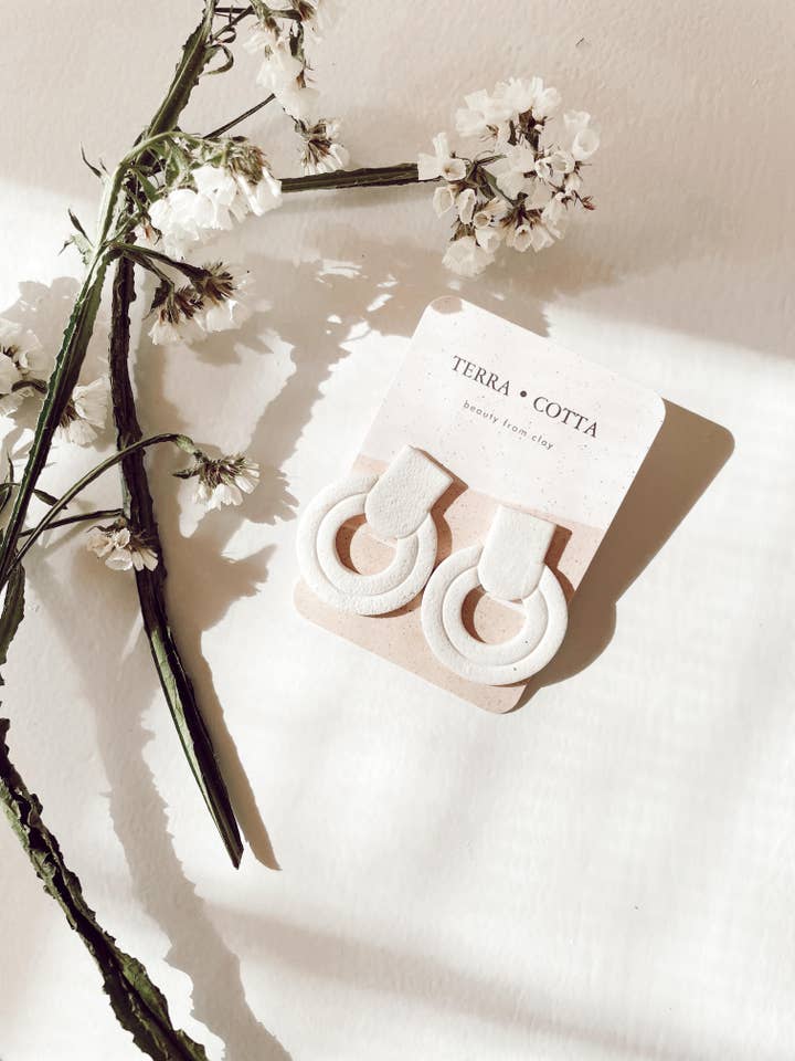 La Ruth en blanc pour la vente par Terra•Cotta