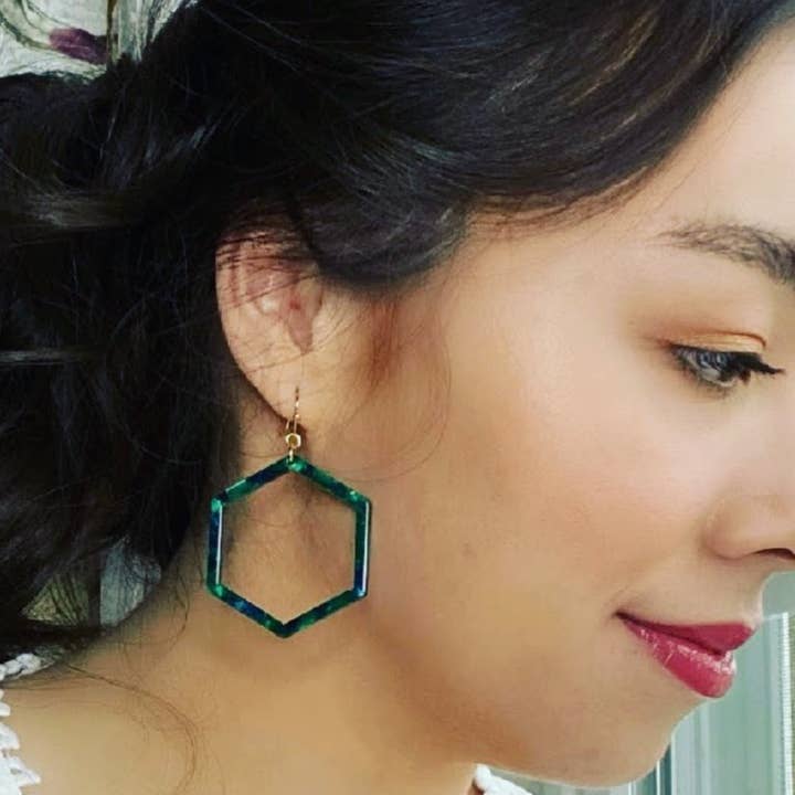 Orecchini pendenti esagonali in acetato per la vendita all'ingrosso da parte di Stitch and Stone