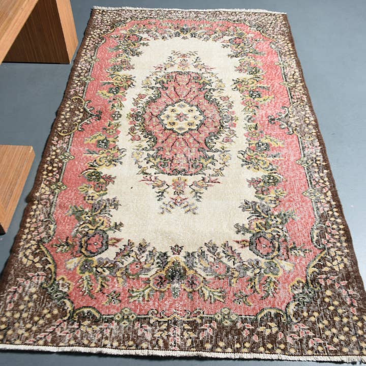 Tapis floral beige fait main, tapis de 4x6 pieds pour la vente par Vintage Rugs Loom