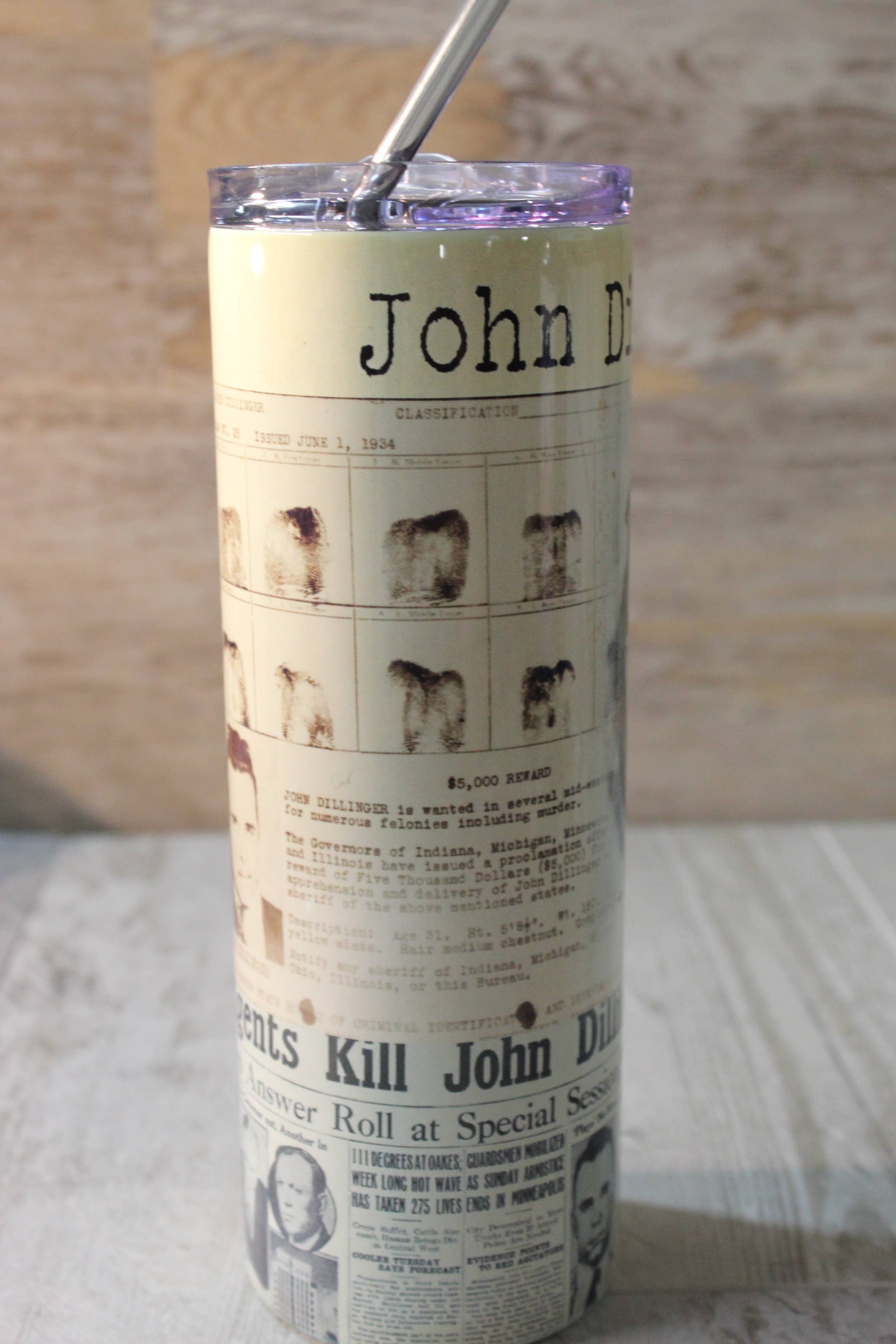 Raven Design – copos e garrafas térmicas por atacado – Arquivos do FBI John Dillinger em um copo isolado de 20 onças3