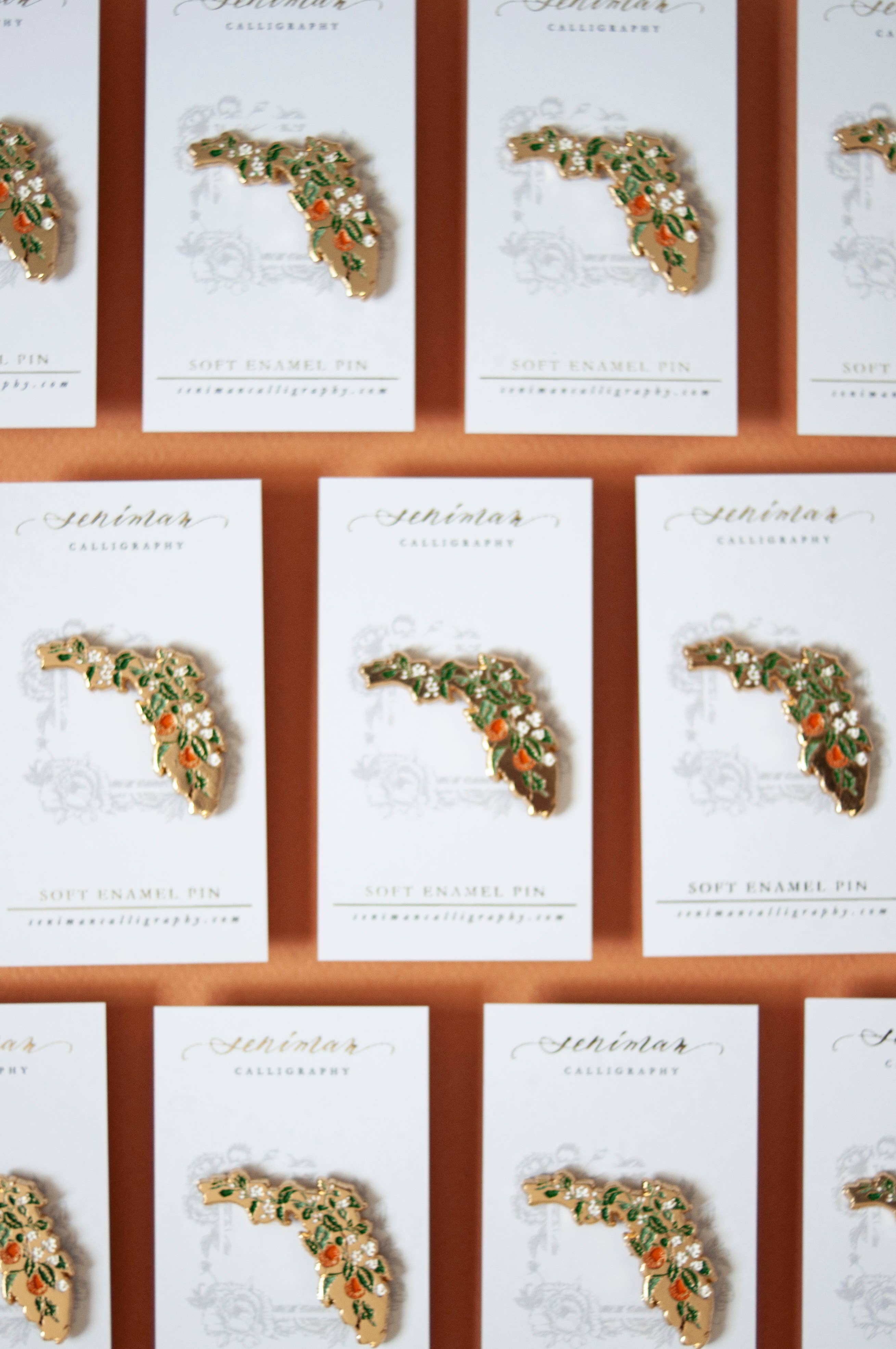 Seniman Calligraphy – Alfinete/botão de lapela por atacado – Pin Esmalte Florida Laranjeira Florida1