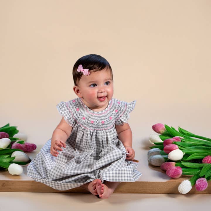 Robe évêque à manches ange smockées à carreaux gris et blanc Geo pour la vente par Hello Bebes!