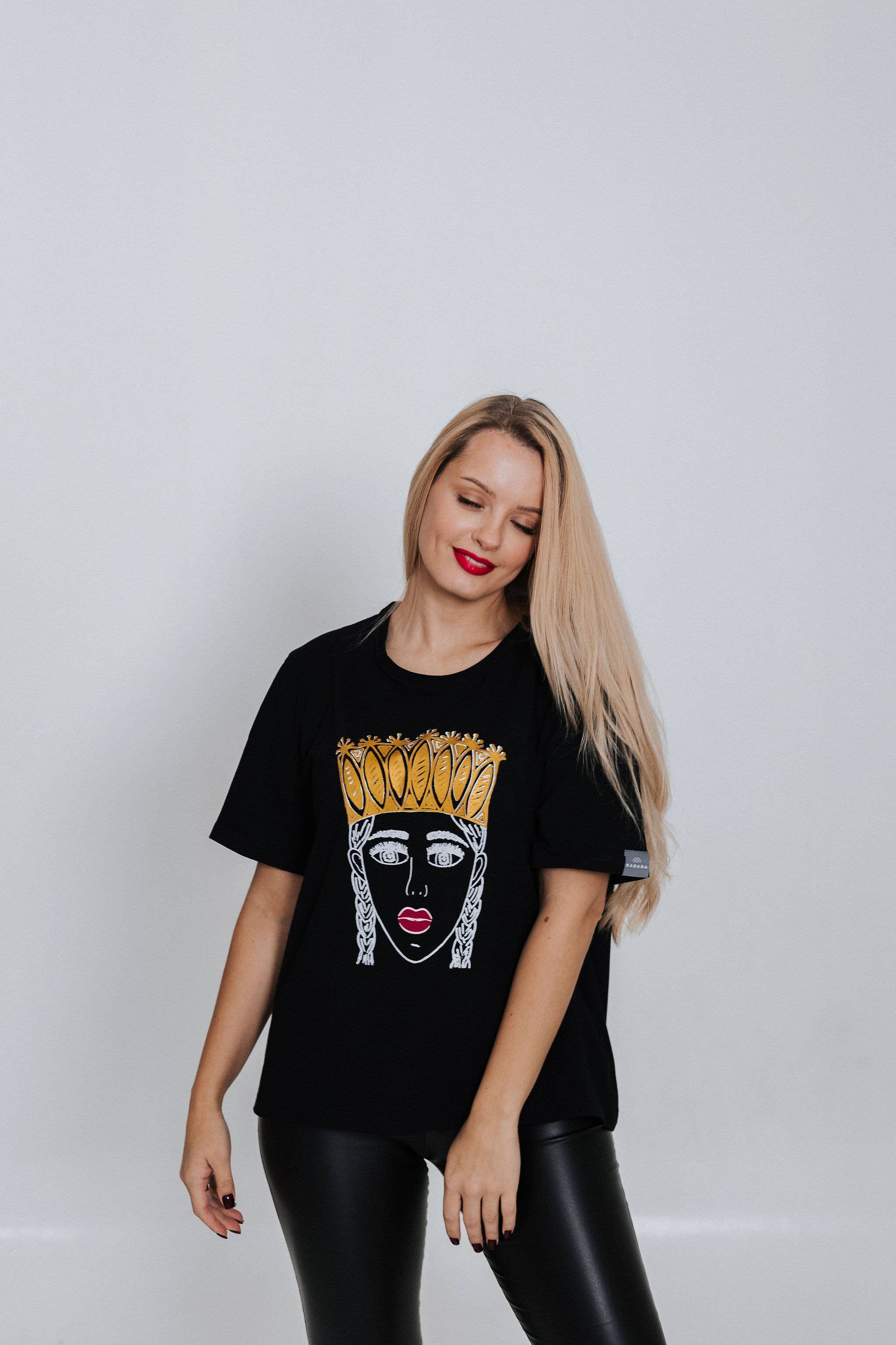 RADADA - Venta al por mayor Camiseta serigrafiada - Mujer - CHICA CON UNA CORONA Y LABIOS ROJOS. CAMISETA NEGRA4