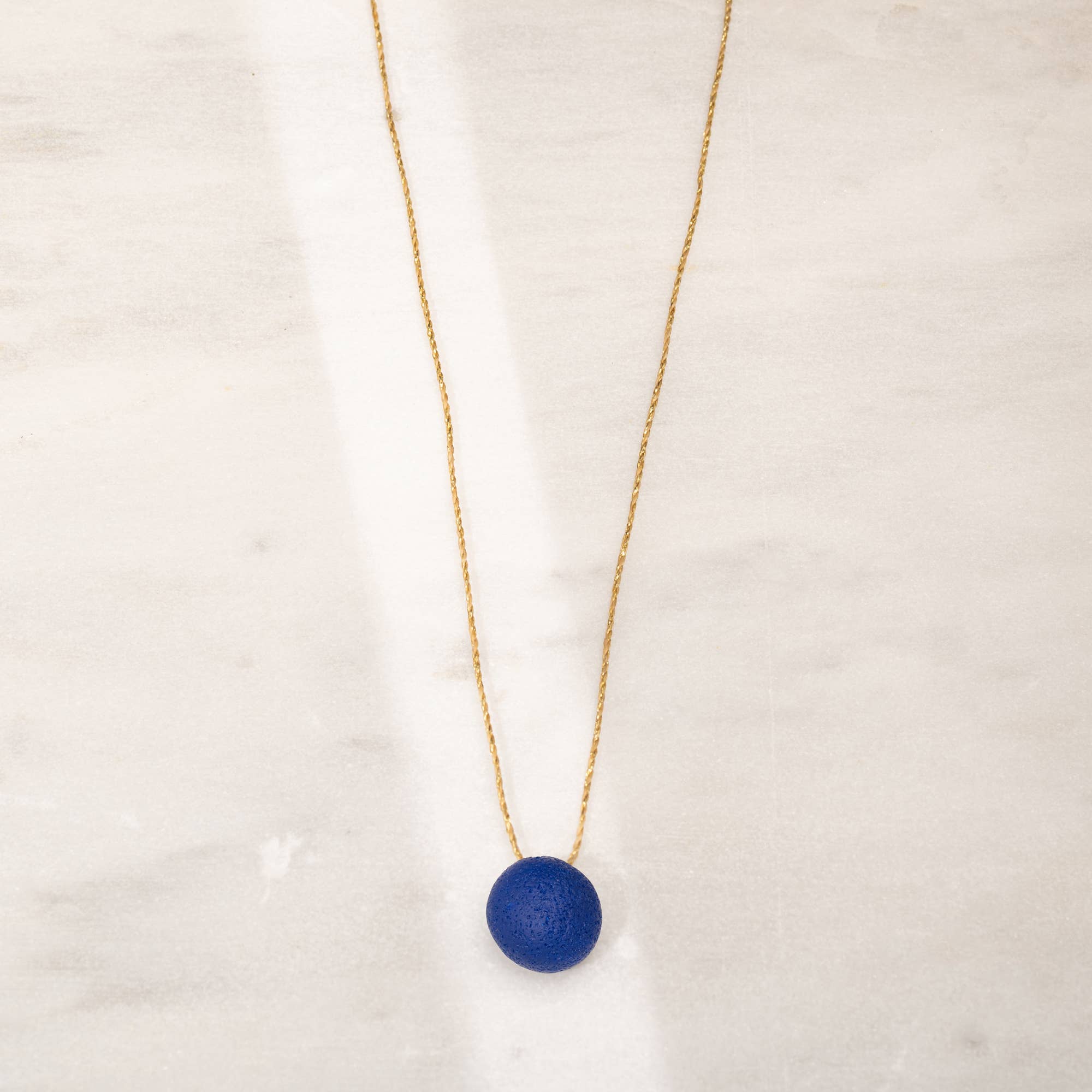 ARTIVANCED Ο.Ε. – Großhandel Kette mit Anhänger/Charm – Anhänger Kugel aus Polymer Clay mit goldenem gewachstem Band0