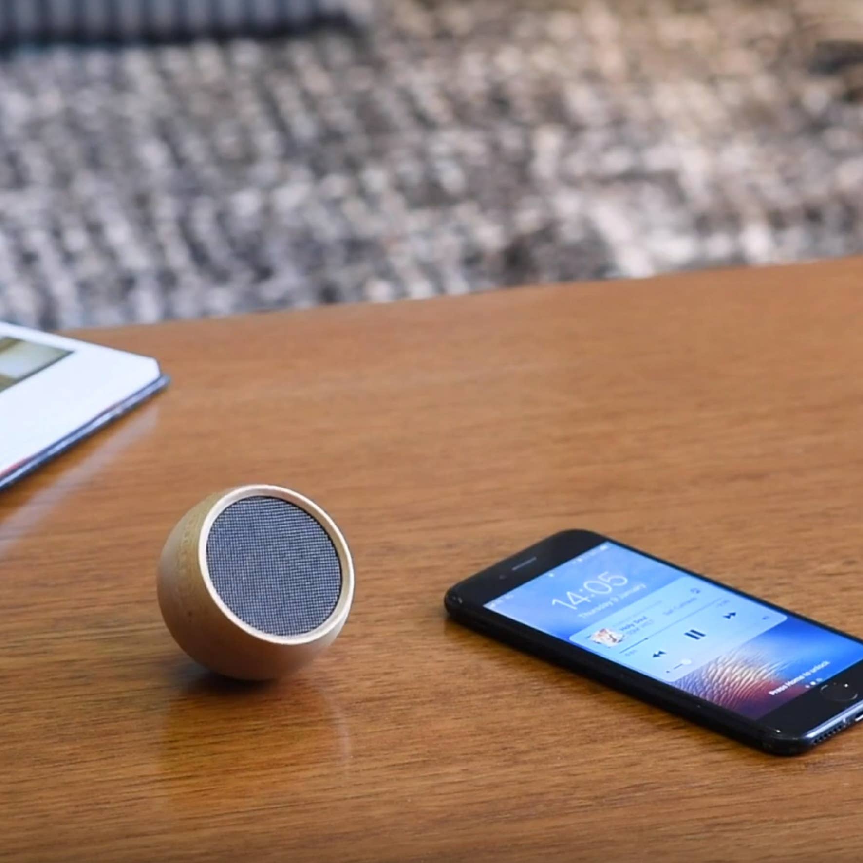 Gingko Design - Vente Haut-parleurs - Haut-parleur Bluetooth Tumbler Selfie en bois de noyer naturel5