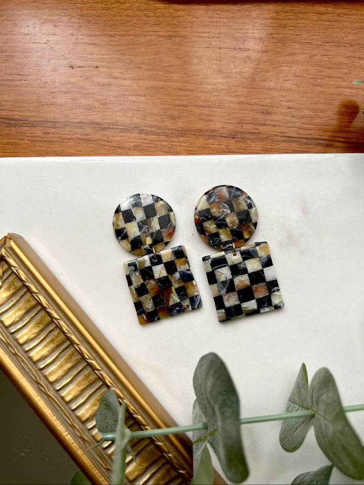 Onyx/sort marmor Checker Polymer ler øreringe for engroshandel hos Frida Smallo Designs