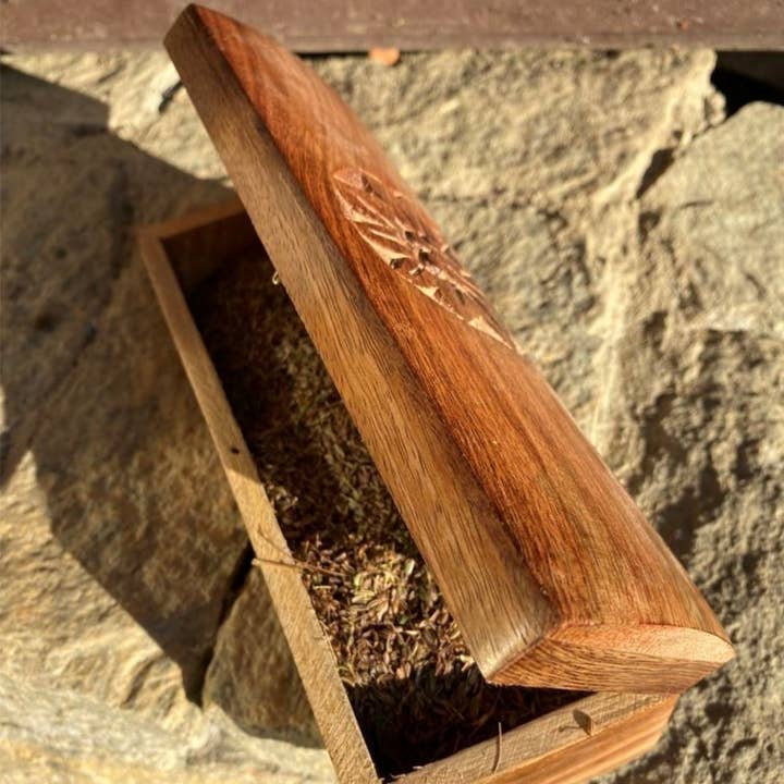 Scatola in legno bruciato per la vendita all'ingrosso da parte di LES SCULPTEURS DU LAC