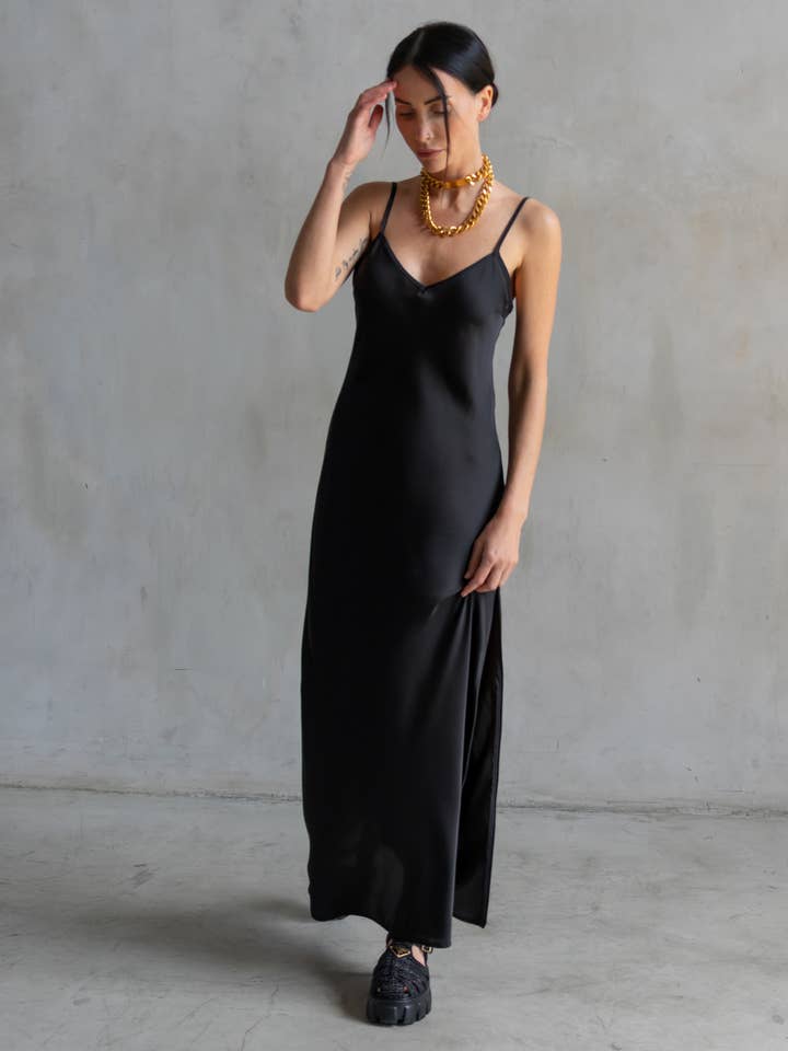 Robe Basic Lennon Zipslip ™️ noire pour la vente par Care Tucker