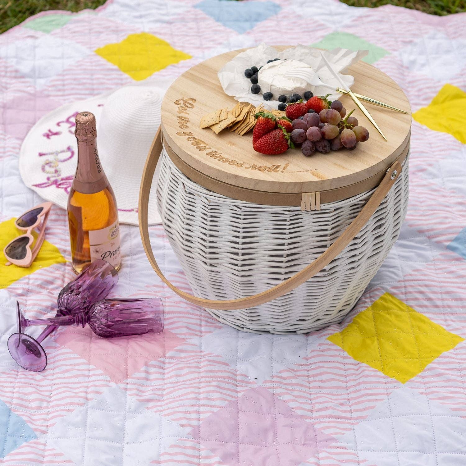 Oh It's Perfect - Wholesale Picnic basket - Coloured Wicker Insulated Picnic Basket2