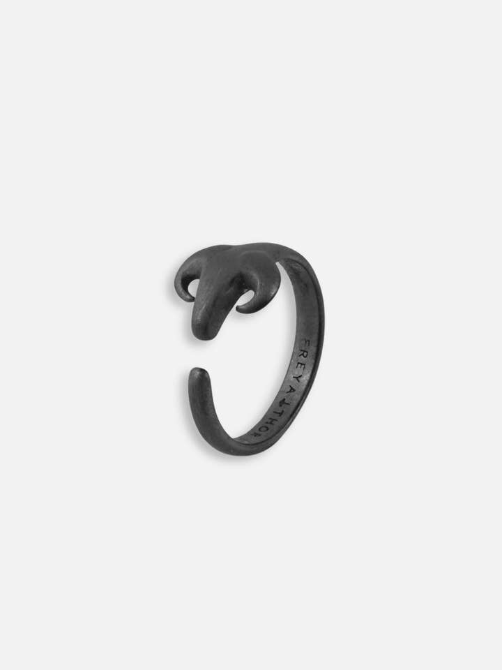 Capra Ring - Oxid Sterling Silver - öppen ände för wholesale av Freya & Thor of Sweden